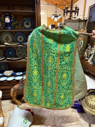 Casulla litúrgica morada bordada