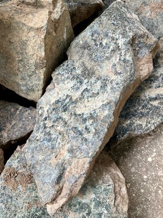 Lote de piedra natural de distintos tamaños