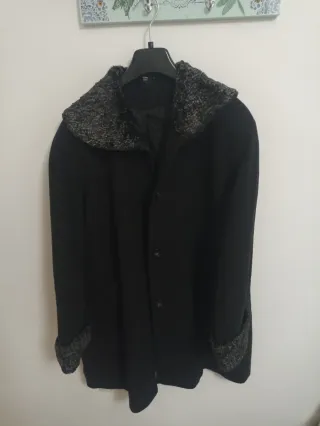 Abrigo lana negro con detalles grises