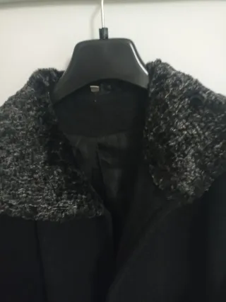 Abrigo lana negro con detalles grises