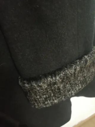 Abrigo lana negro con detalles grises