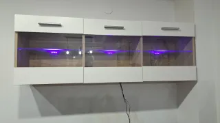 Mueble de madera y cristal