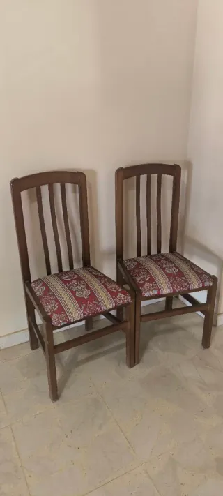 Juego de 2 sillas de madera con tapicería