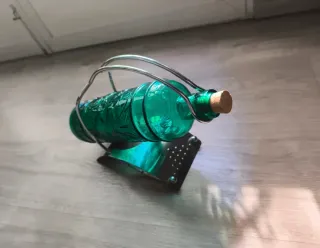 Botellero metálico con botella verde