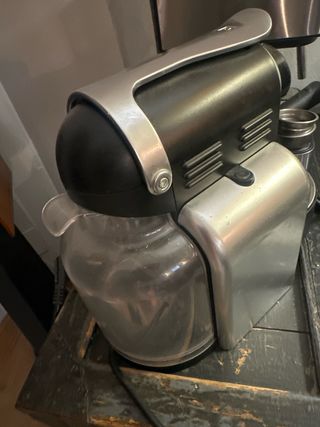 Cafetera Nespresso Plata y Negra