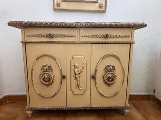 Mueble de entrada antiguo con espejo