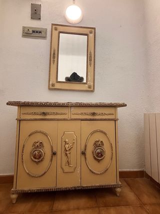 Mueble de entrada antiguo con espejo