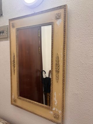 Mueble de entrada antiguo con espejo