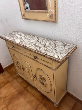 Mueble de entrada antiguo con espejo