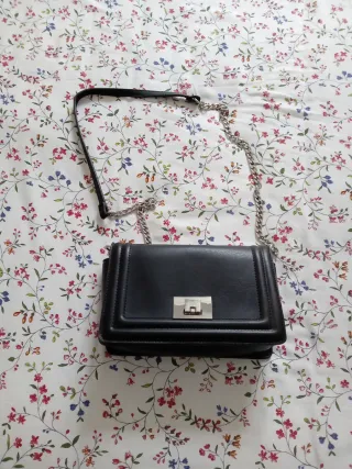 Bolso negro con cadena