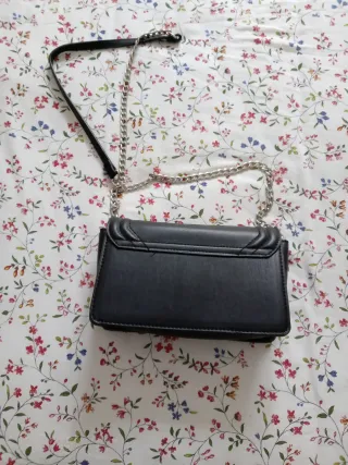 Bolso negro con cadena
