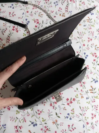 Bolso negro con cadena