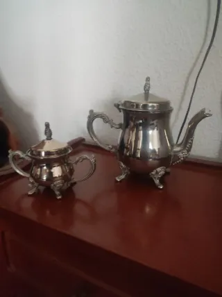 Tetera,lechera y azucarero de metal plateado