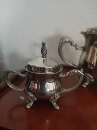 Tetera,lechera y azucarero de metal plateado