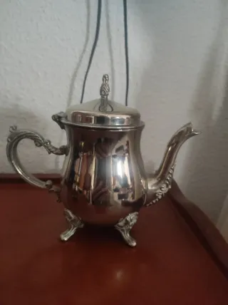 Tetera,lechera y azucarero de metal plateado