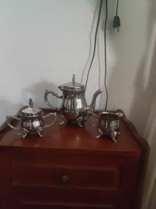 Tetera,lechera y azucarero de metal plateado
