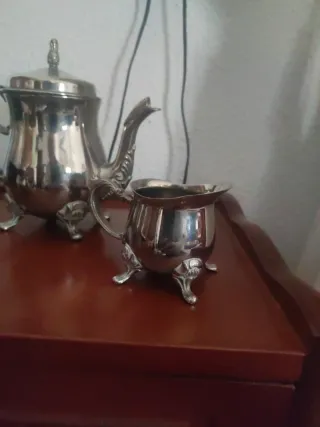 Tetera,lechera y azucarero de metal plateado