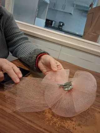 Tocado fiesta flor rosa rosa de color