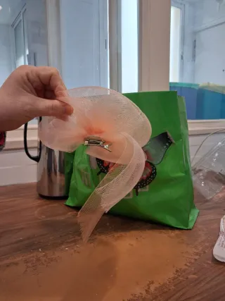 Tocado fiesta flor rosa rosa de color