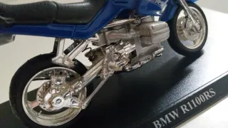 Moto BMW R1100RS. Maisto.