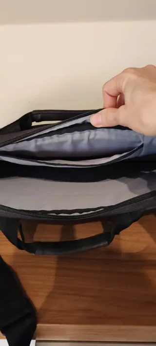 Maletín negro con correa