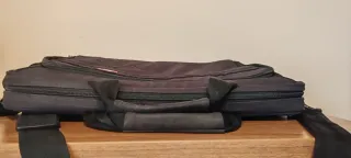 Maletín negro con correa