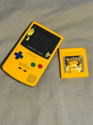 Game Boy Color Pikachu + Pokémon Amarillo