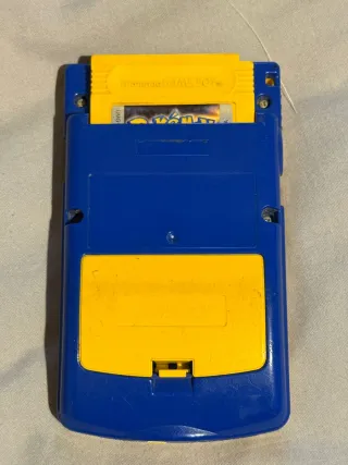 Game Boy Color Pikachu + Pokémon Amarillo