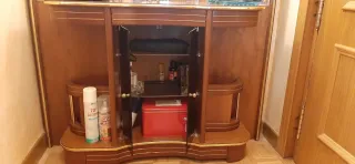 Recibidor marrón con espejo y armario