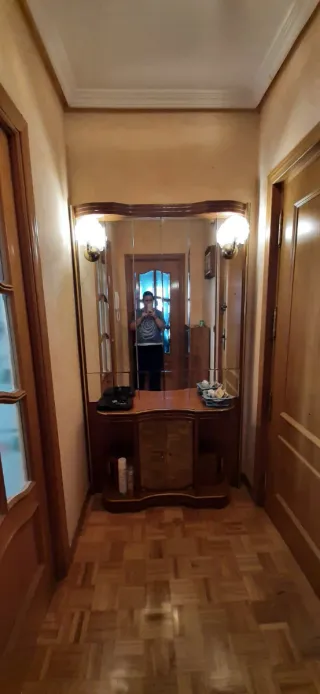 Recibidor marrón con espejo y armario