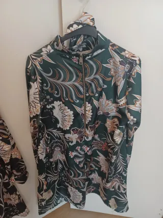 Camicette lunghe fantasia floreale - vestono M/L