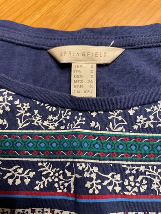 Camiseta estampada azul y multicolor