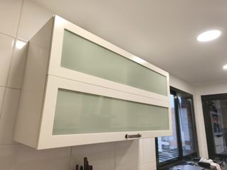 Mueble cocina alto blanco con puertas de cristal