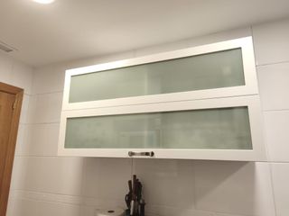 Mueble cocina alto blanco con puertas de cristal