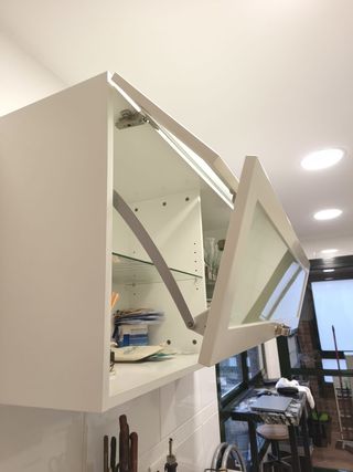 Mueble cocina alto blanco con puertas de cristal