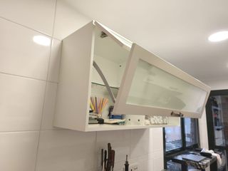 Mueble cocina alto blanco con puertas de cristal