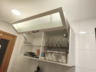 Mueble cocina alto blanco con puertas de cristal