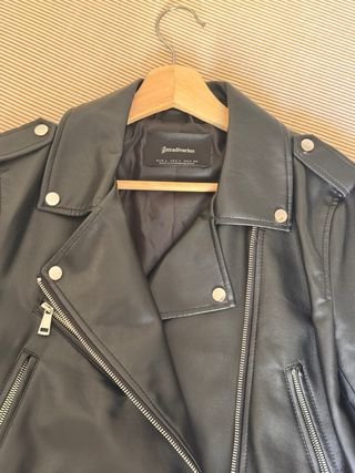 Chaqueta cuero Stradivarius negra