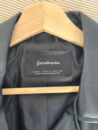 Chaqueta cuero Stradivarius negra