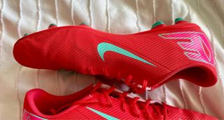 Botas de fútbol Nike Rojas y Turquesa