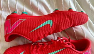 Botas de fútbol Nike Rojas y Turquesa