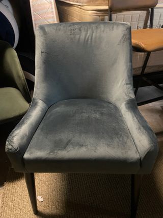 Silla tapizada de terciopelo