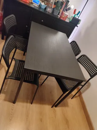 Mesa comedor + 4 sillas negras