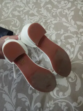 Zapatos blancos con perlas y lazo