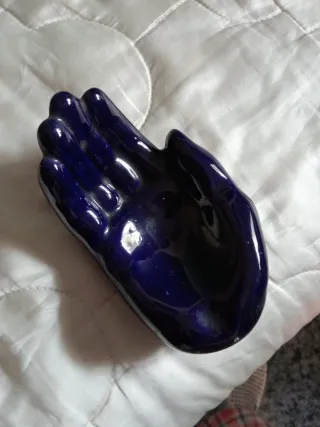 Mano cerámica azul de Pau Casals musico