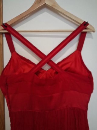 Vestido de fiesta en gasa roja. Cortefiel. Talla M
