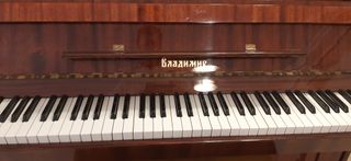 Piano Vladimir de Pared Vertical