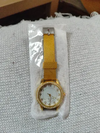 Reloj Dorado con piedras alrededor de la esfera