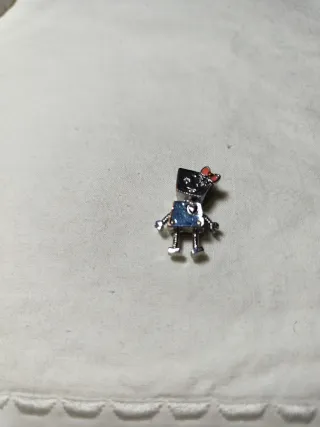 Charm robotito con lazo rojo