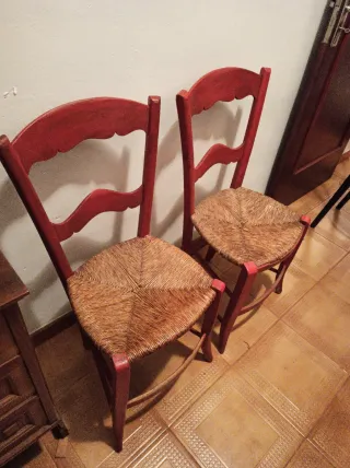 Sillas de madera rojas con asiento de mimbre